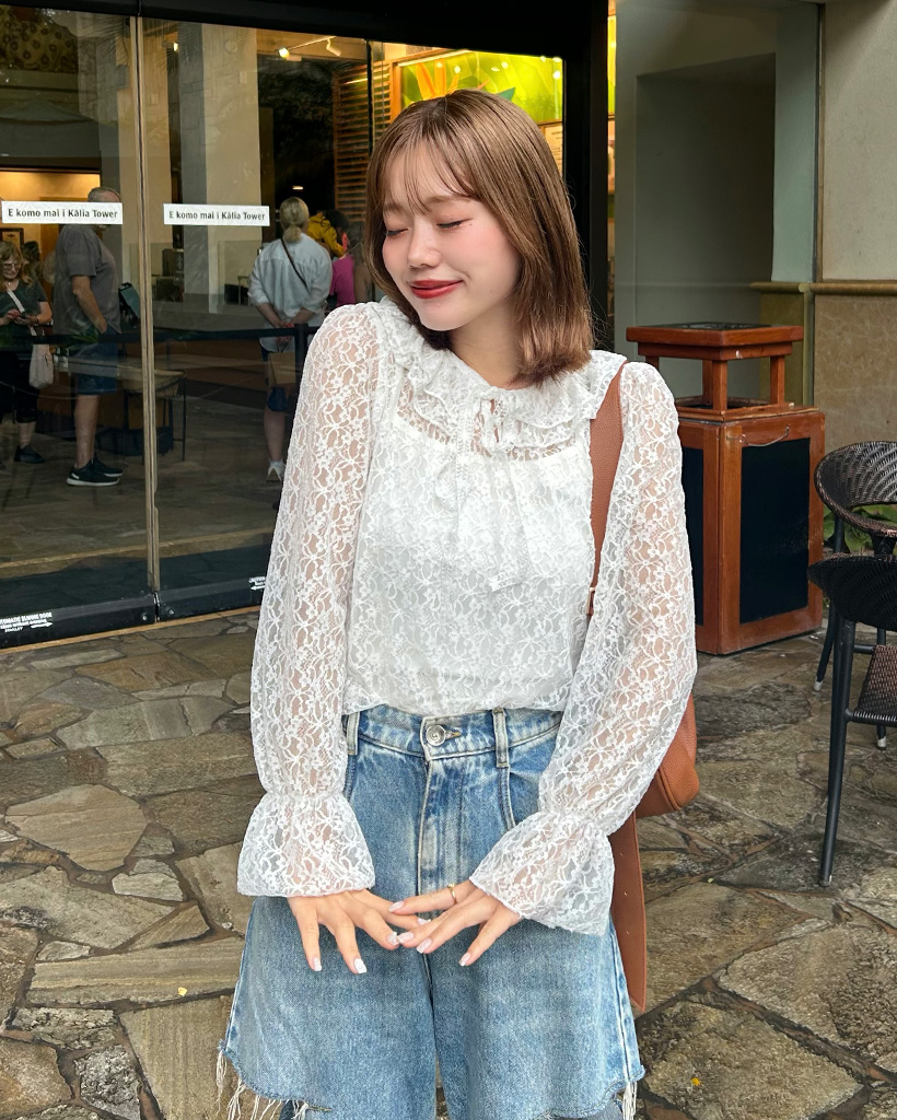 フリルネックシースルブラウス