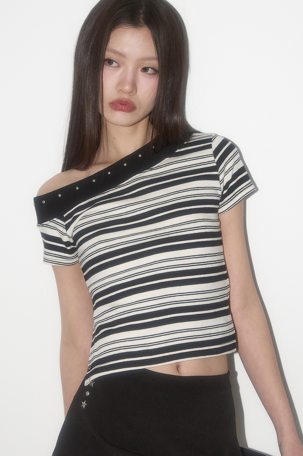 送料・関税込 ●ILLIGO●25SS ONE SHOULDER STUD STRIPE TOP One Shoulder Stud Stripe Top Black Ivory | ファッション通販