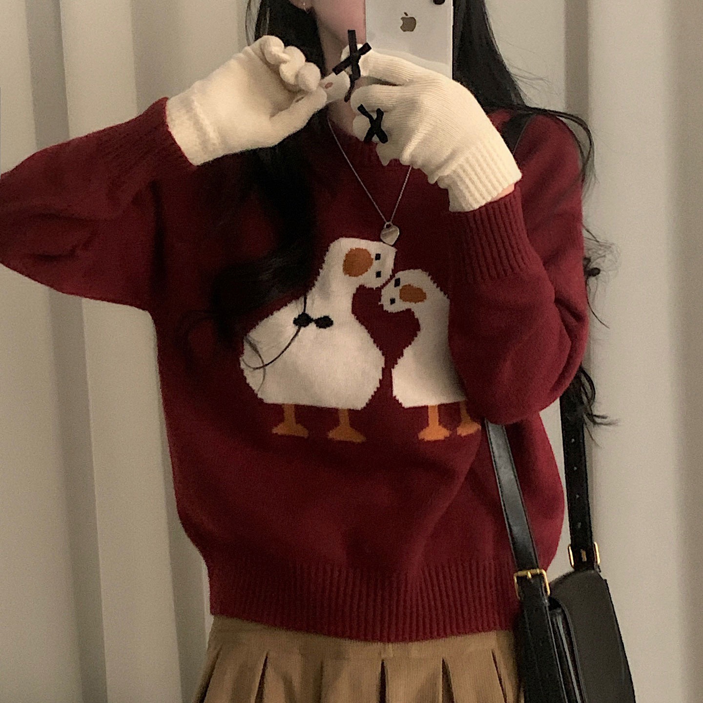 首かしげアヒルさんプリントラウンドネックニット