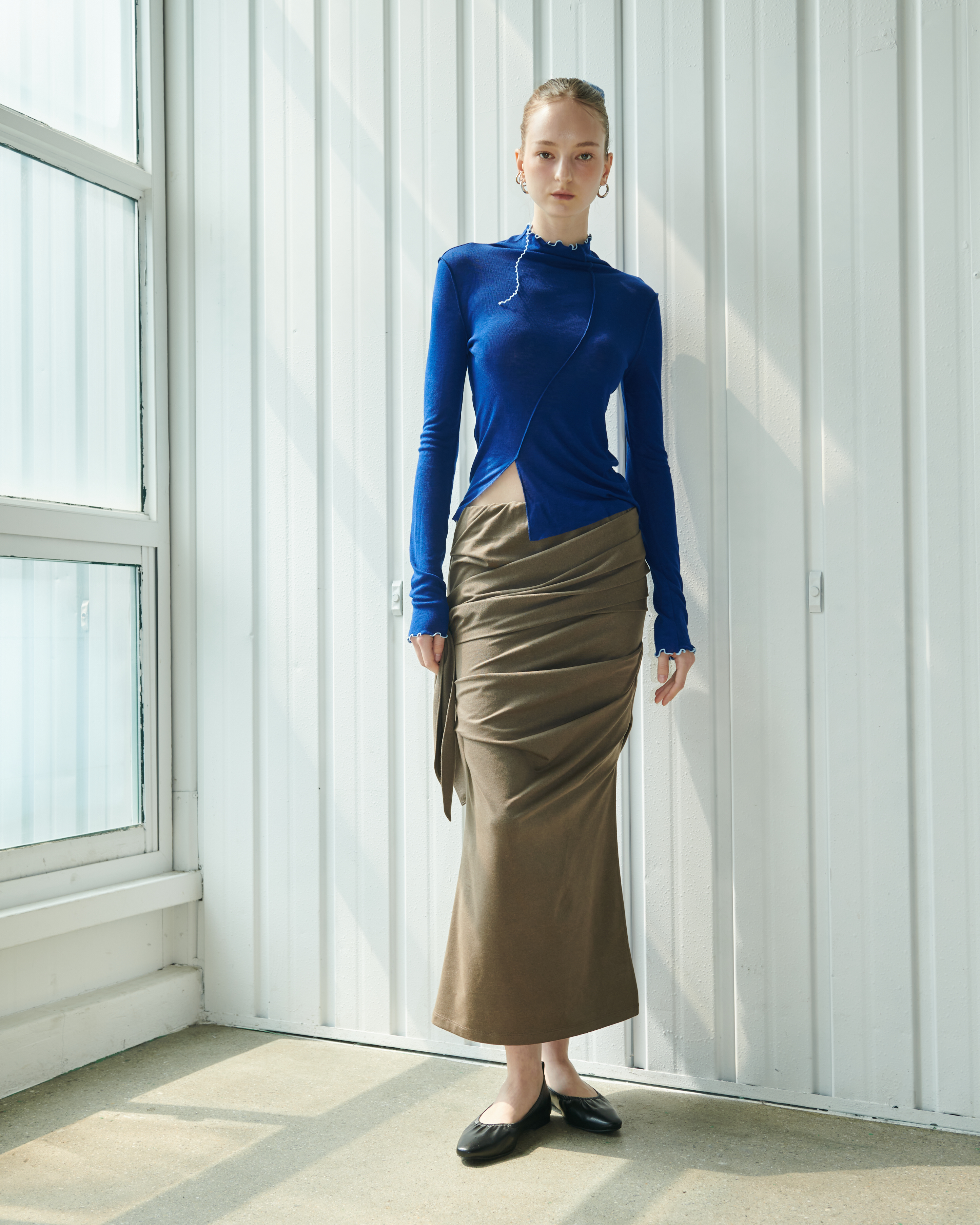 もちゅんページ CURVED LINE MOCK NECK TOP_BLUE | ファッション通販サイト NUGU