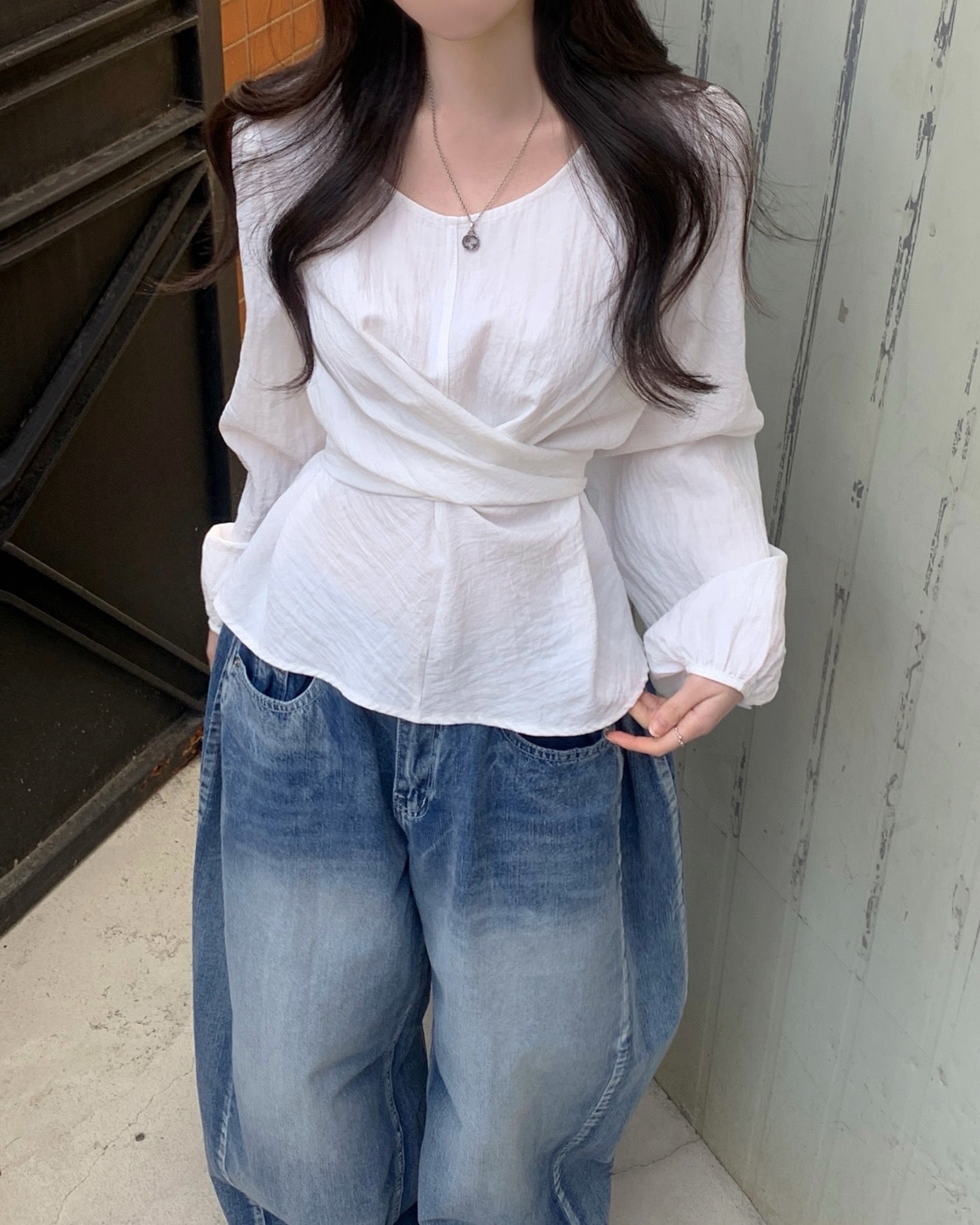 バックリボンツイストラップブラウス