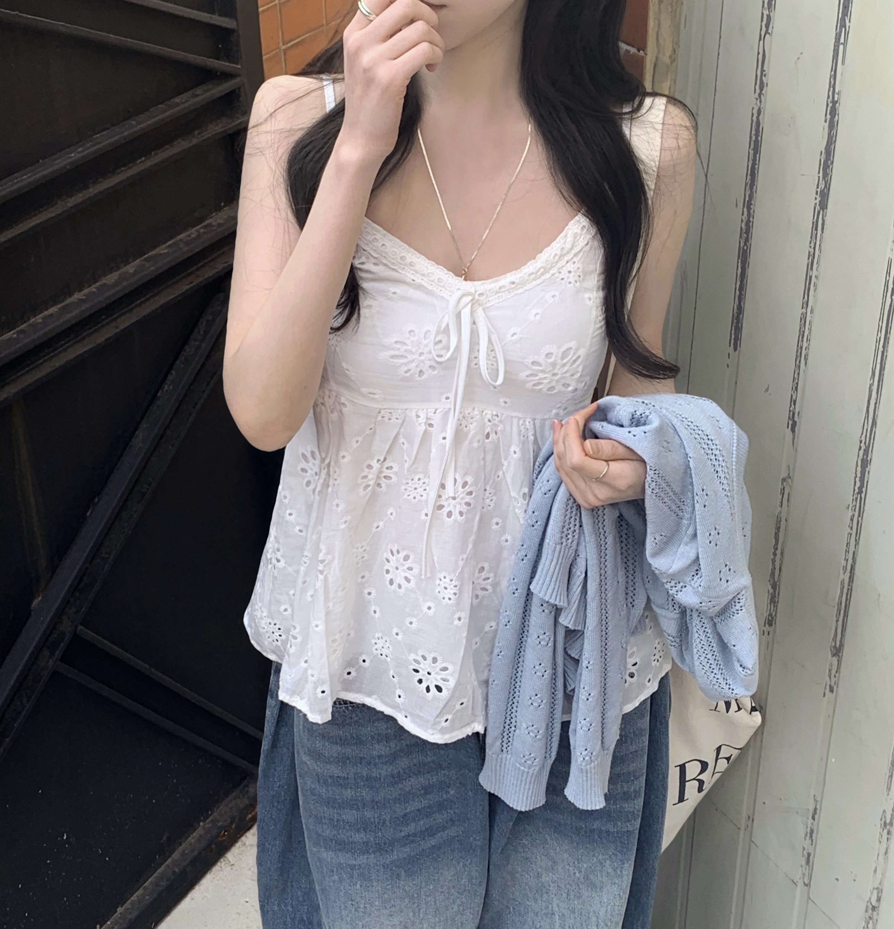 アデルパンチングリボンフレアキャミソールブラウス