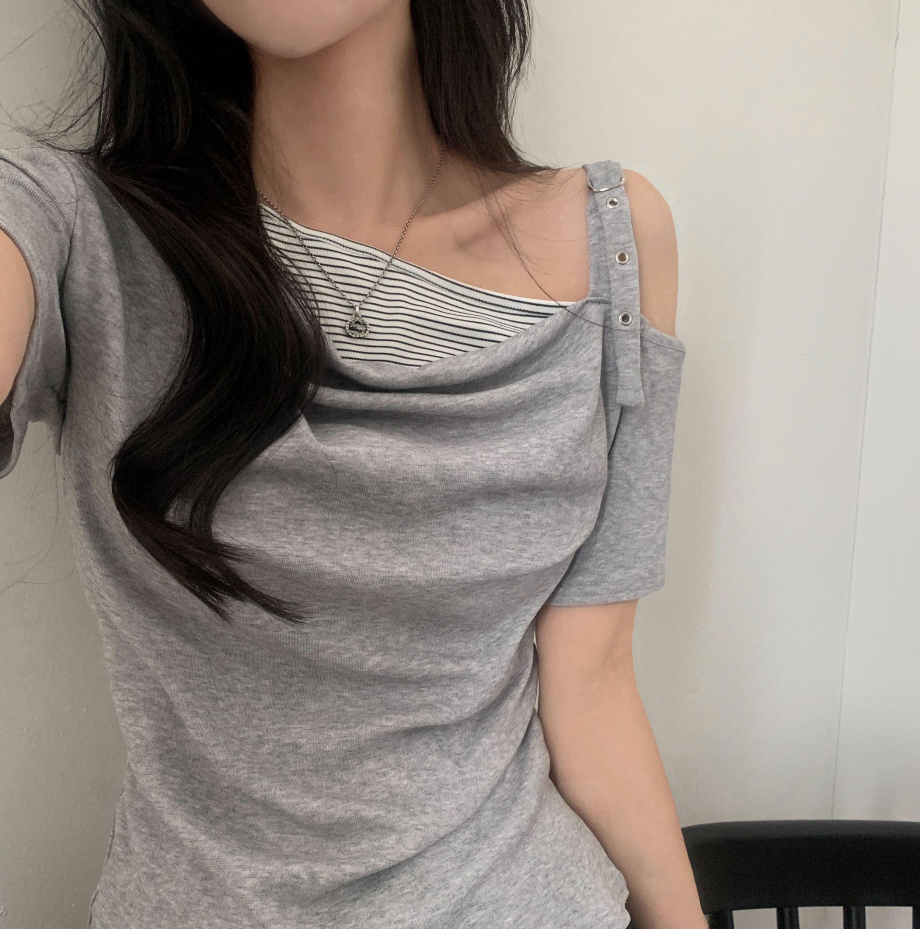アンバラスオフショルダードレープストライプサイドシャーリングTシャツ