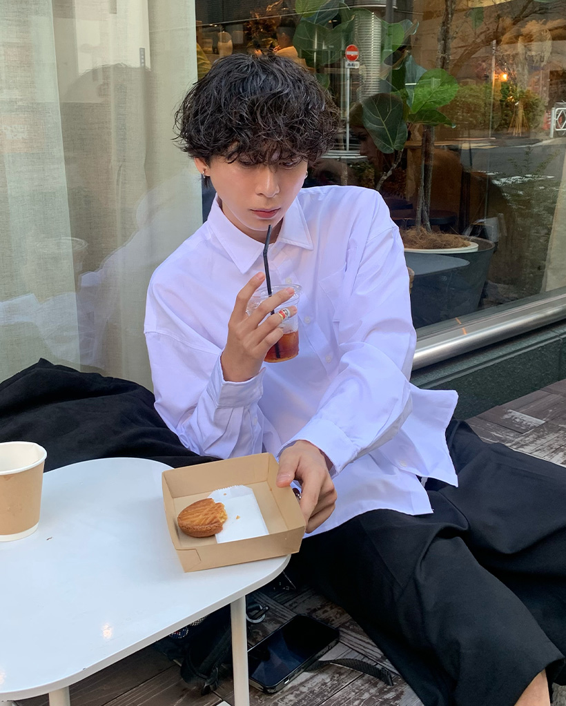 シンプルセミクロップフィットシャツ