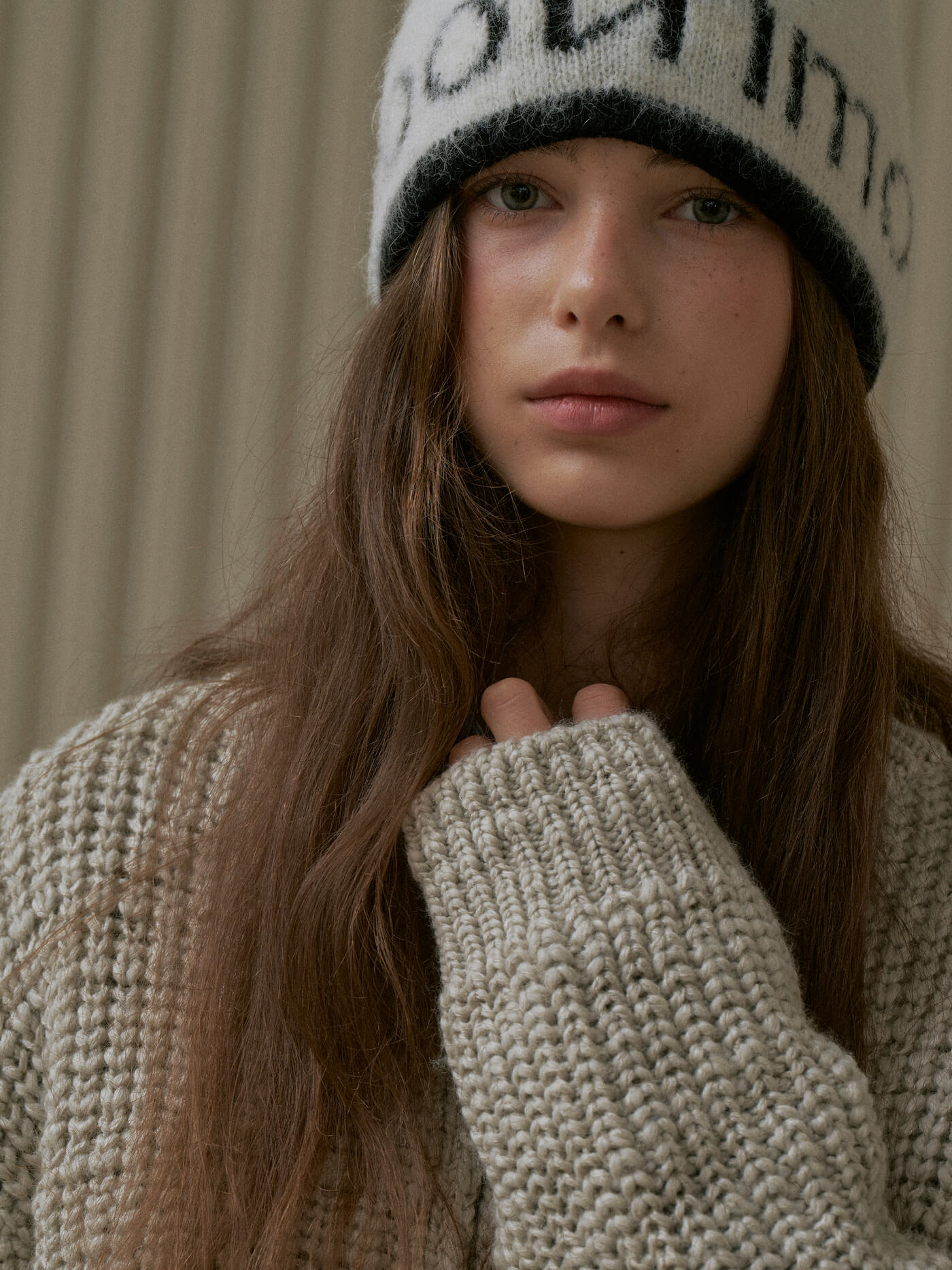 Roomie Logo Knit Hat Cream