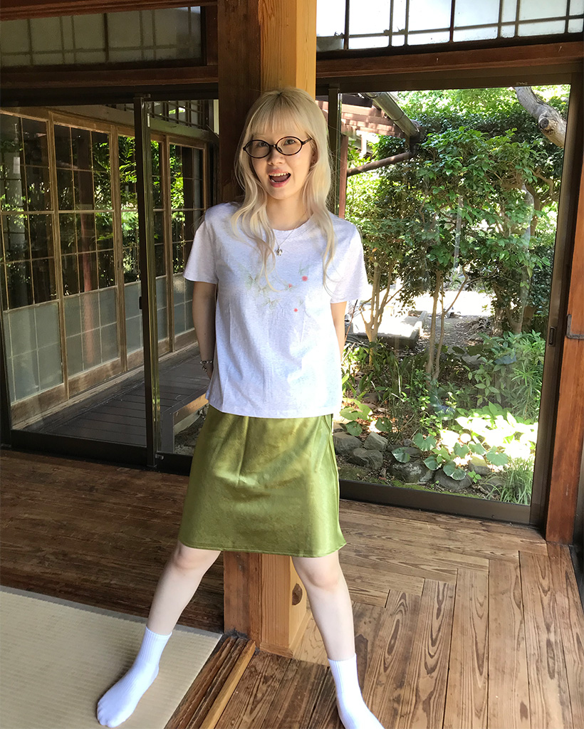 サテンミニスカート