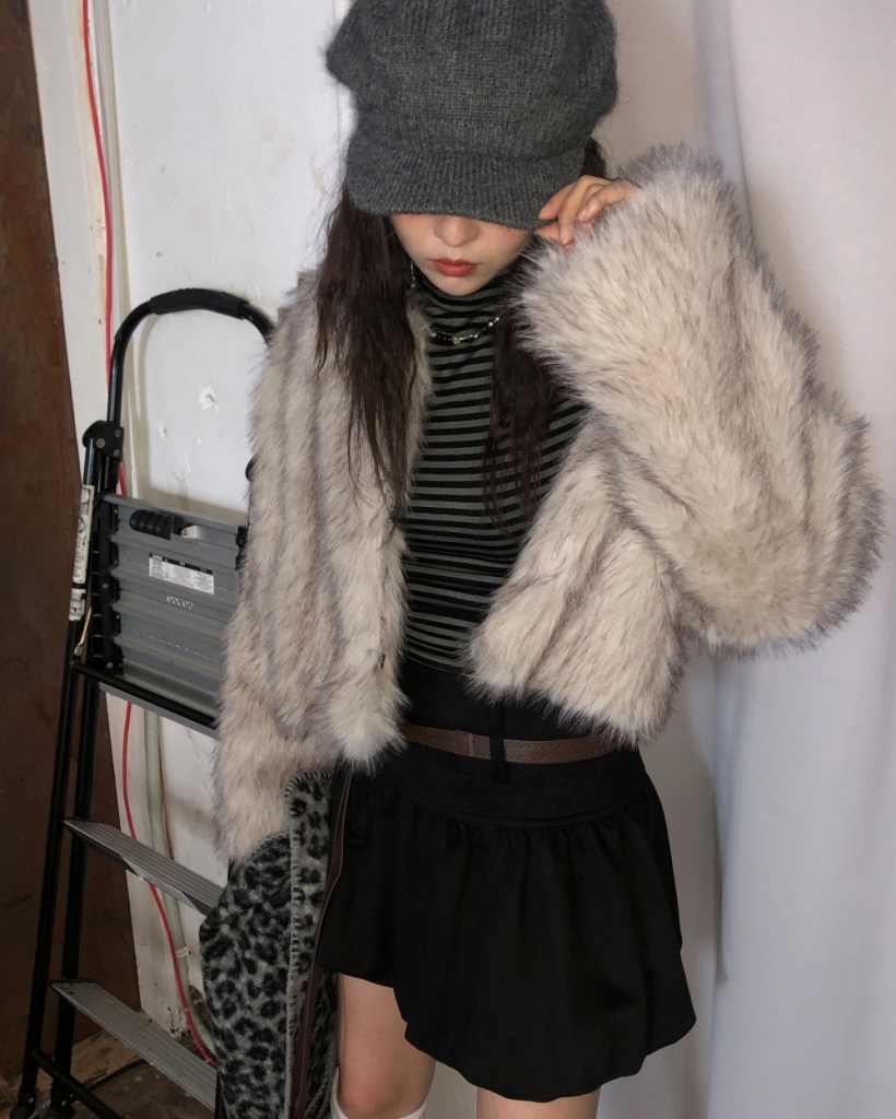 ポンポン付きフードフェイクファージャケット (2color) | ファッション