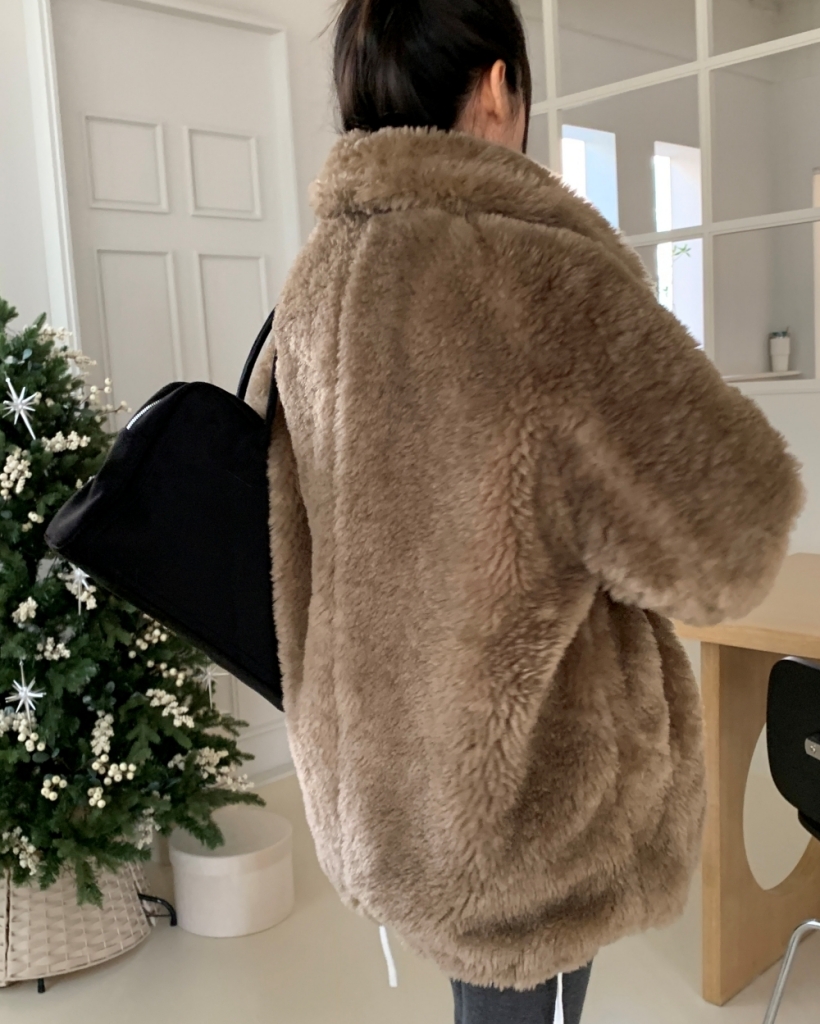 ポンポン付きフードフェイクファージャケット (2color) | ファッション