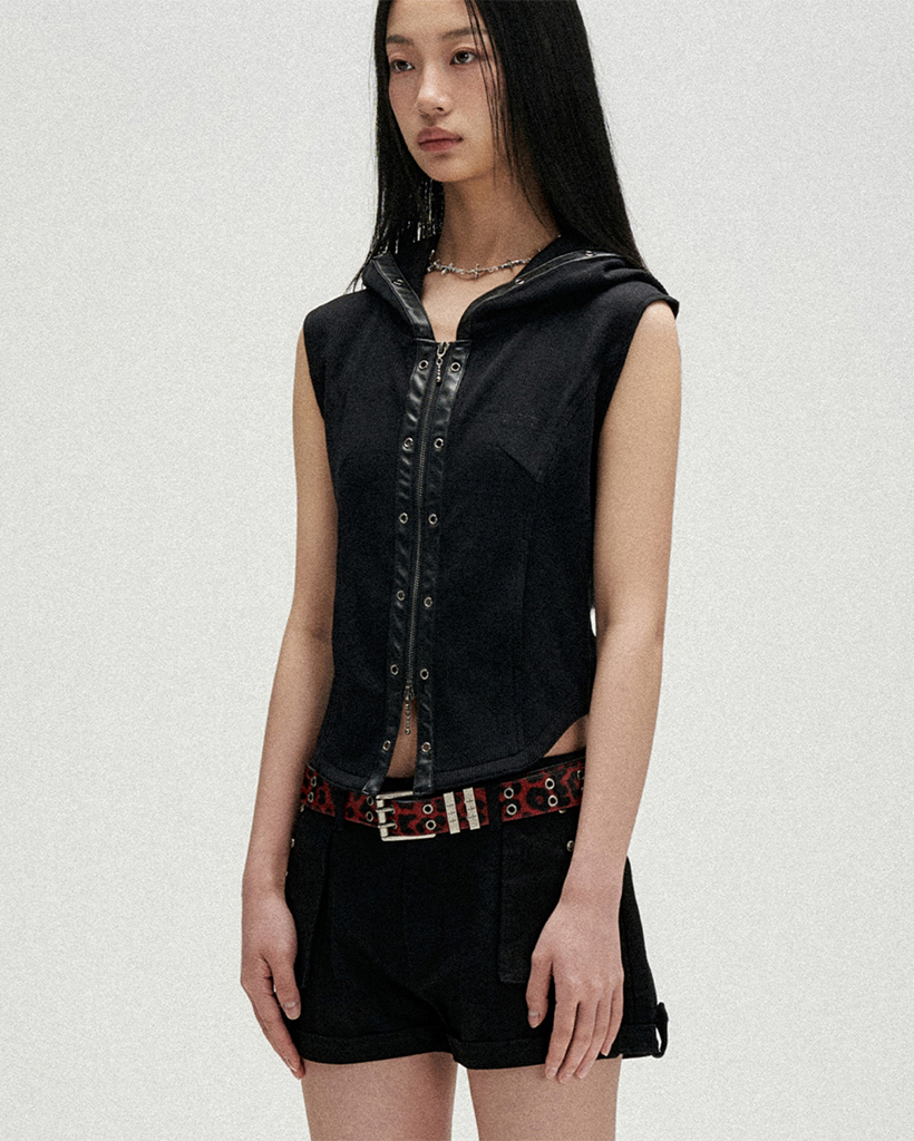 W Eyelet Contrast Hood Vest - Black