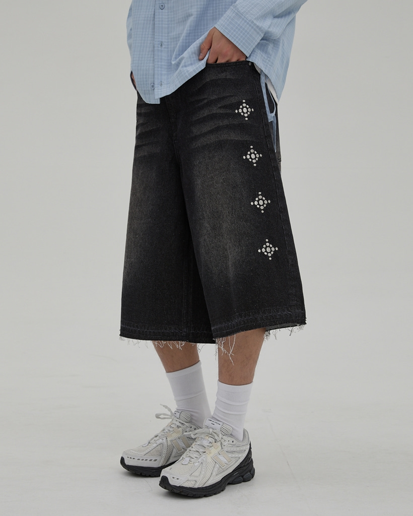 DUC) Symbol Bermuda Sweat Shorts Vintage Black