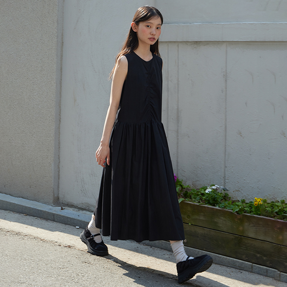 黒のプリーツノースリーブワンピース titivate（ティティベイト）の「ﾜｯｼｬｰﾌﾟﾘｰﾂﾉｰｽﾘｰﾌﾞﾜﾝﾋﾟｰｽ