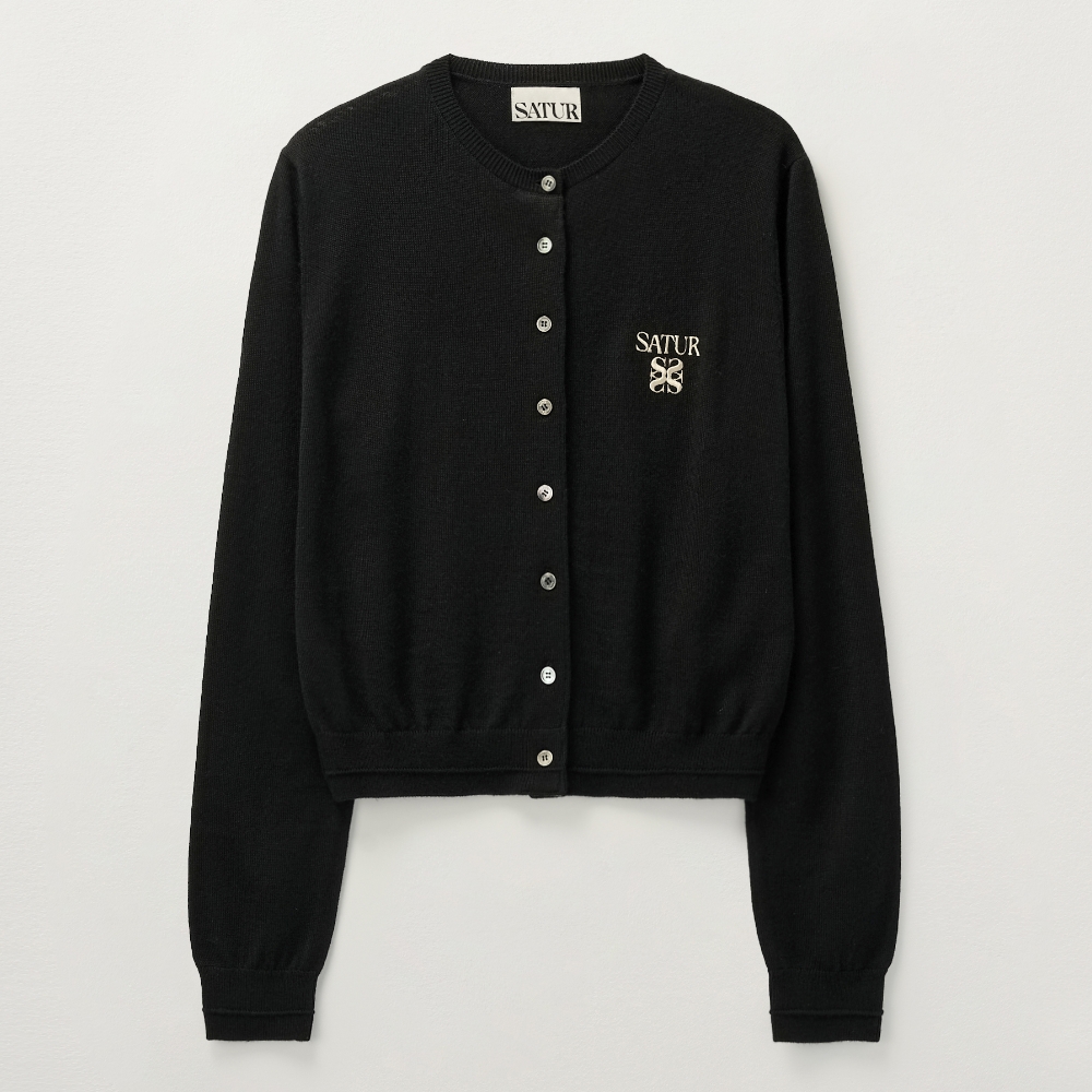 トップス 24FW SATUR Basic Crew Neck Fine Cardigan 24FW SATUR Basic Crew Neck Fine Cardigan