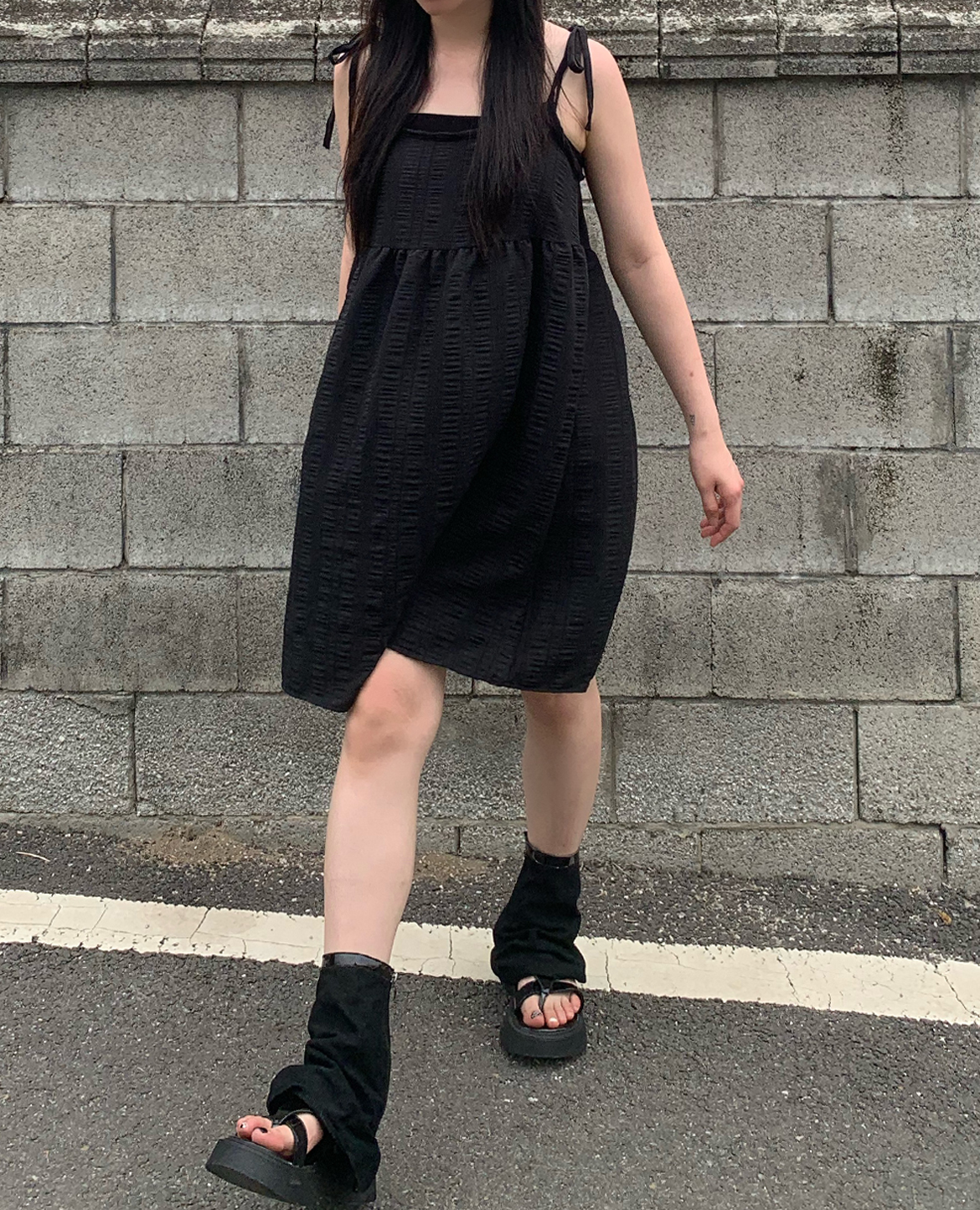 デビスキンクラップストラップミディワンピース ストラップティアードシミニキャミワンピース | ファッション