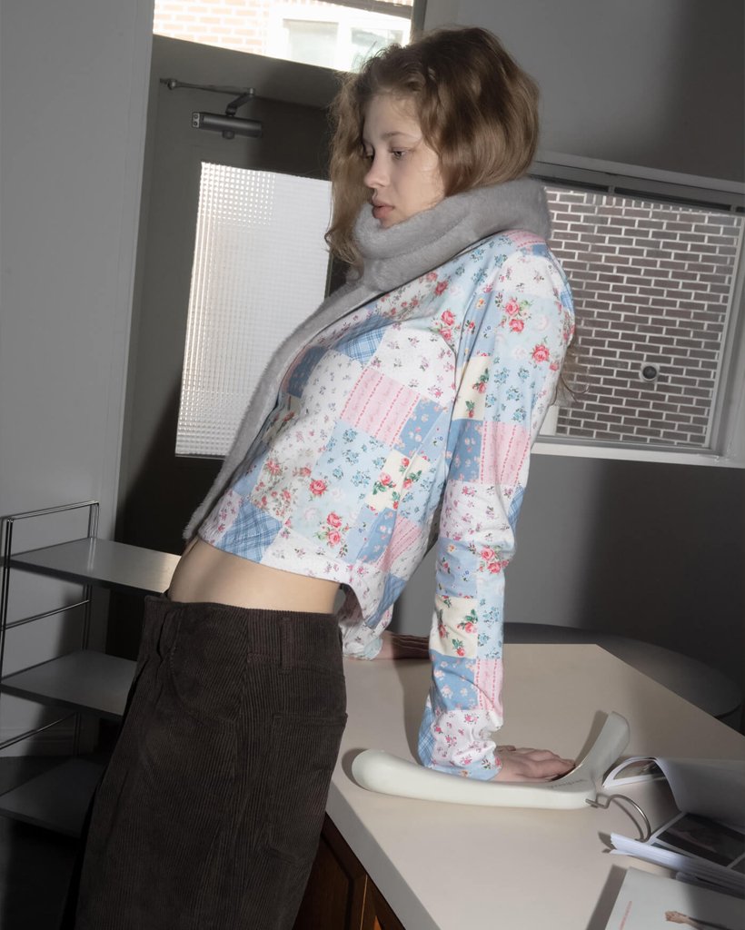 [K-POPアイドル着用] Shalott Floral Patchwork Tee