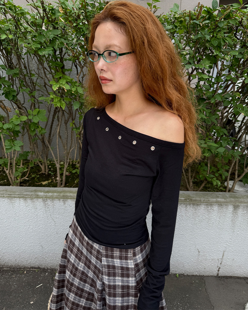 IIROT イロット　オフショルダー　カットソー　ロングTシャツ アイレットオフショルダーロングスリーブTシャツ | ファッション