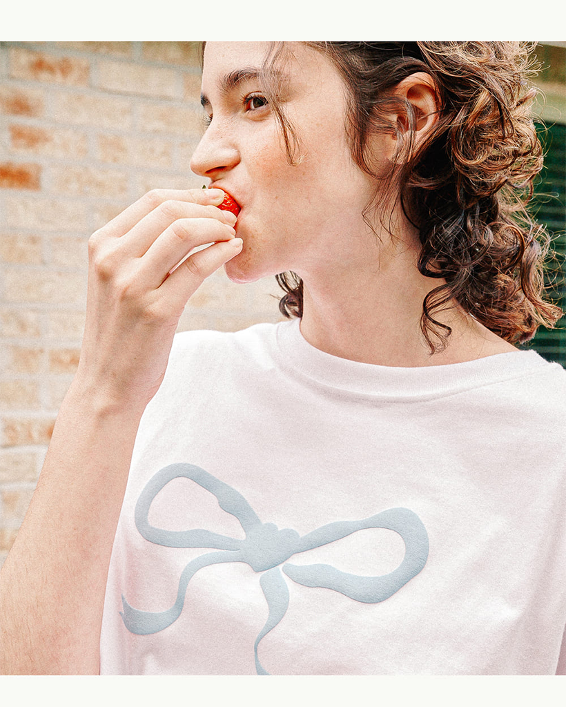 EMBO HEART RIBBON BASIC FIT T SHIRT WHITE BLUE