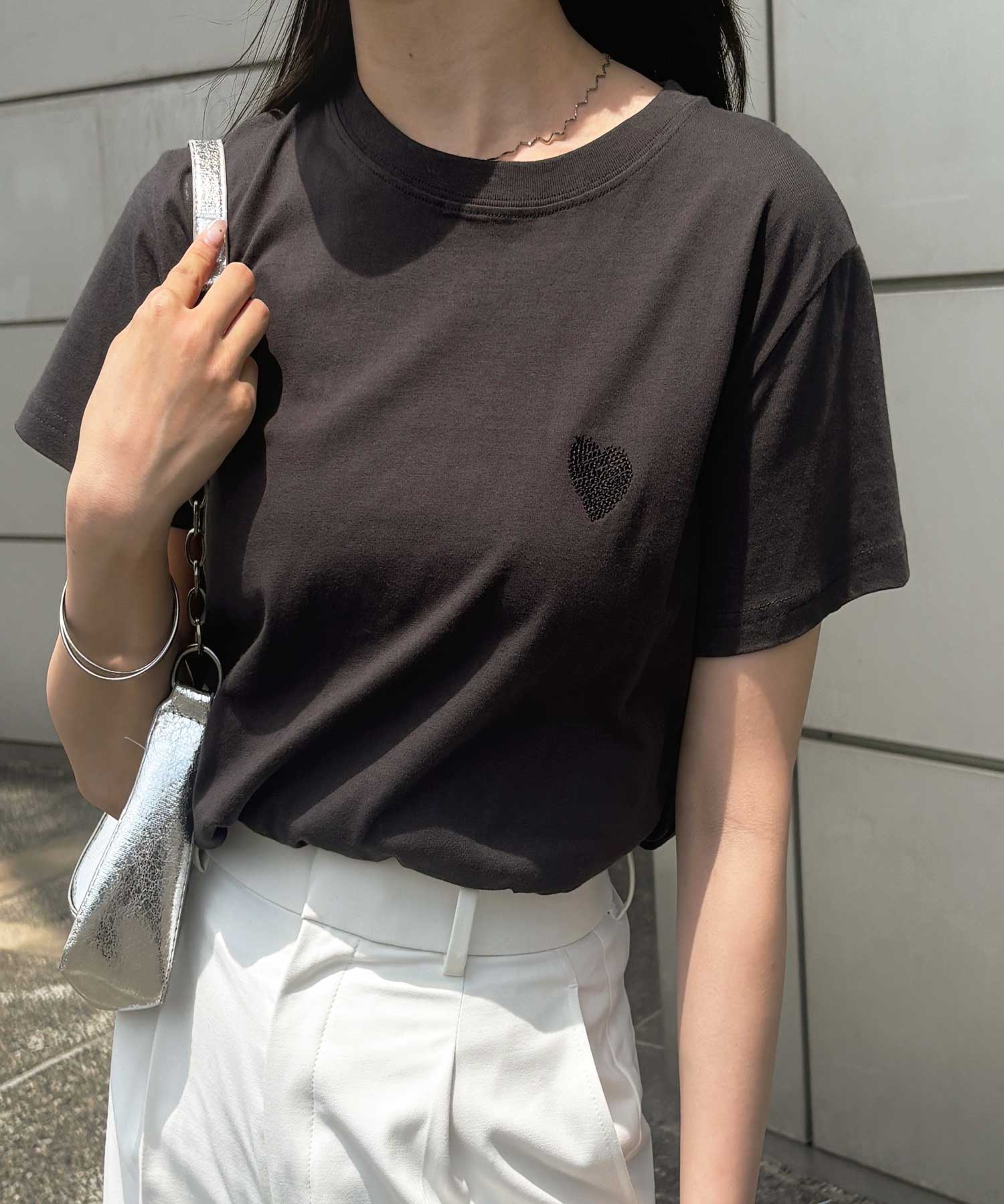 綿100％ハート＆宇宙ワンポイント刺繍Tシャツ | ファッション