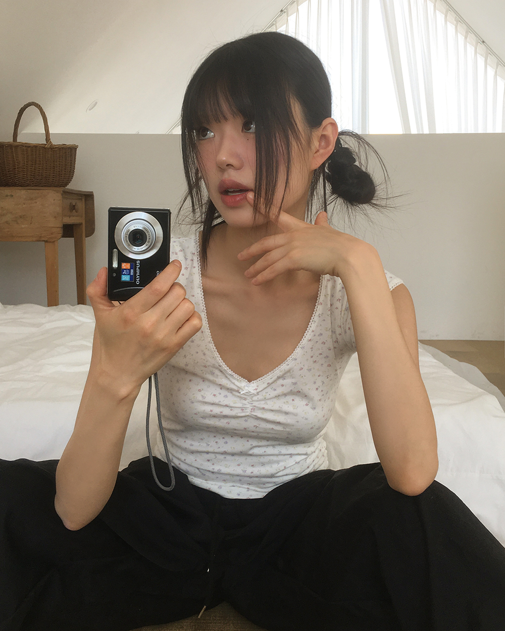 original]フラワーシャーリングVネック半袖Tシャツ