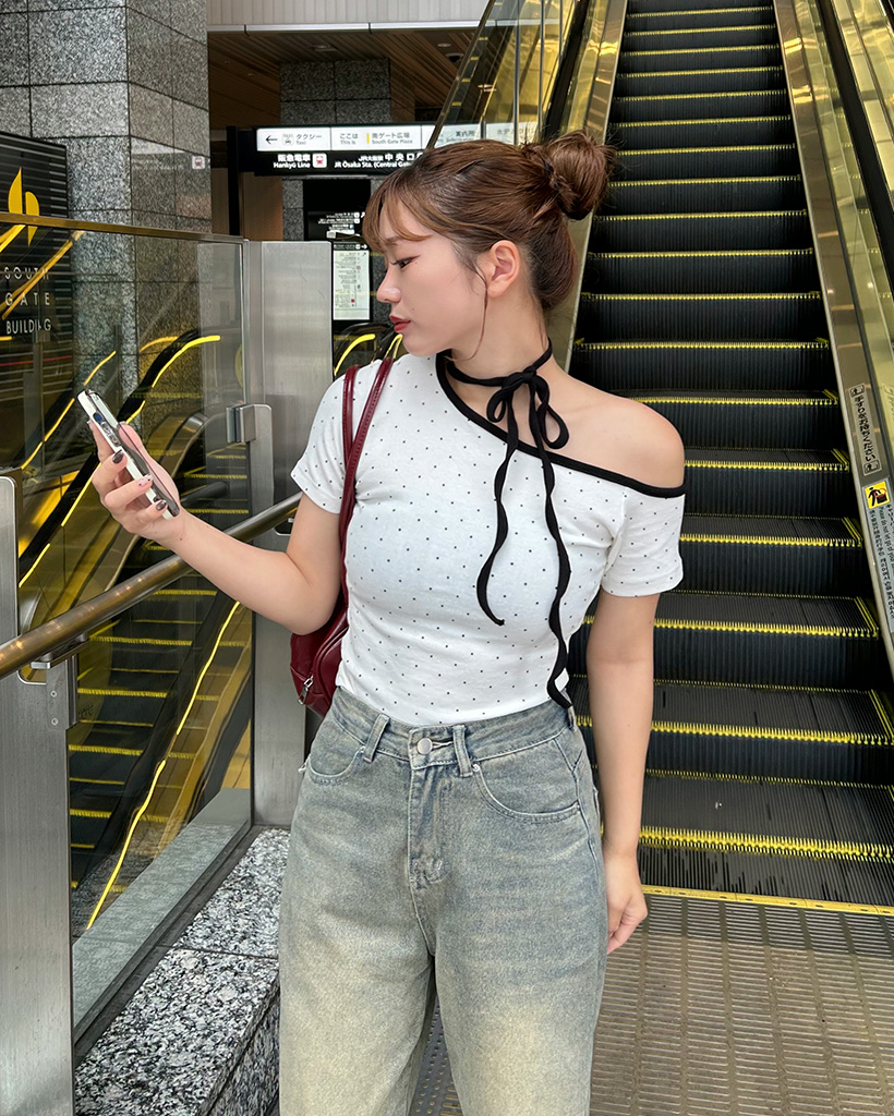 ワンオフショルダーバイカラーハーフスリーブTシャツ
