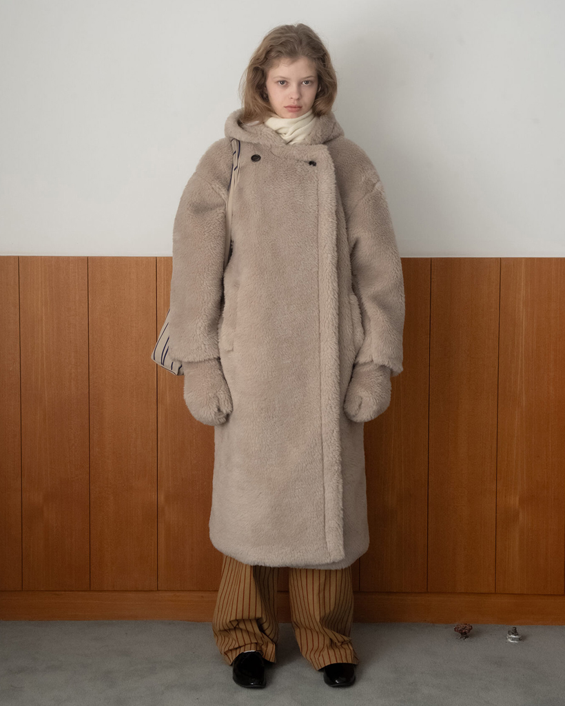 [K-POPアイドル着用] Greige Teddy Shearling Hooded Coat