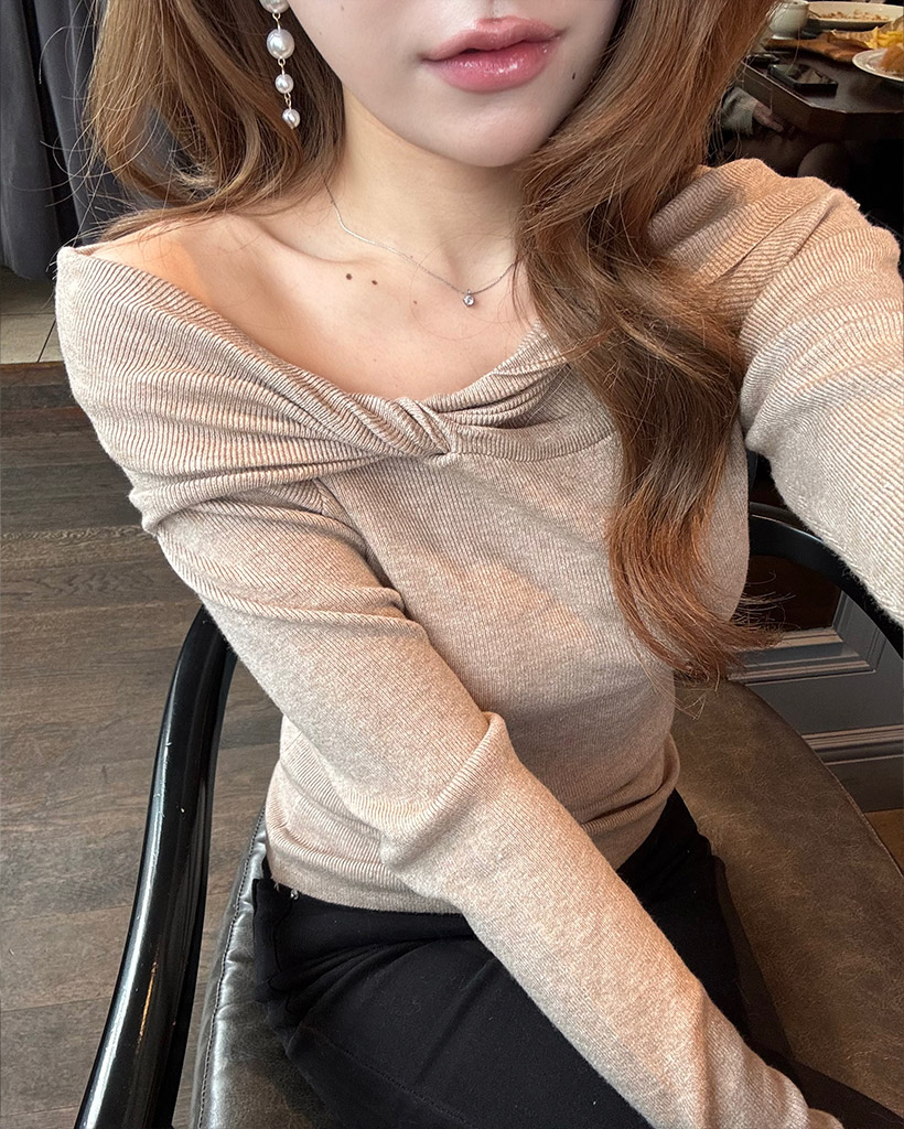 ギャザーオフショルダーニット