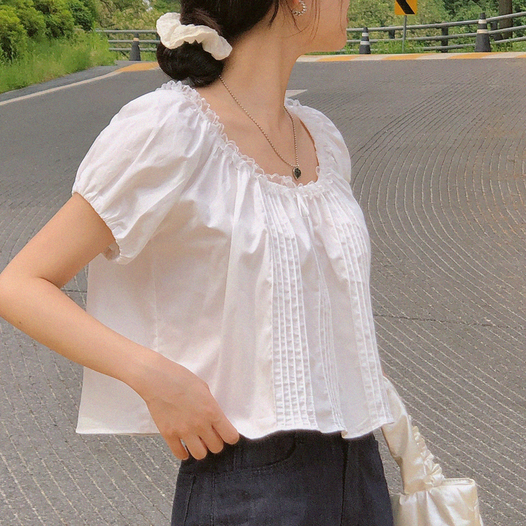 ラブリーアイボリークロップドブラウス