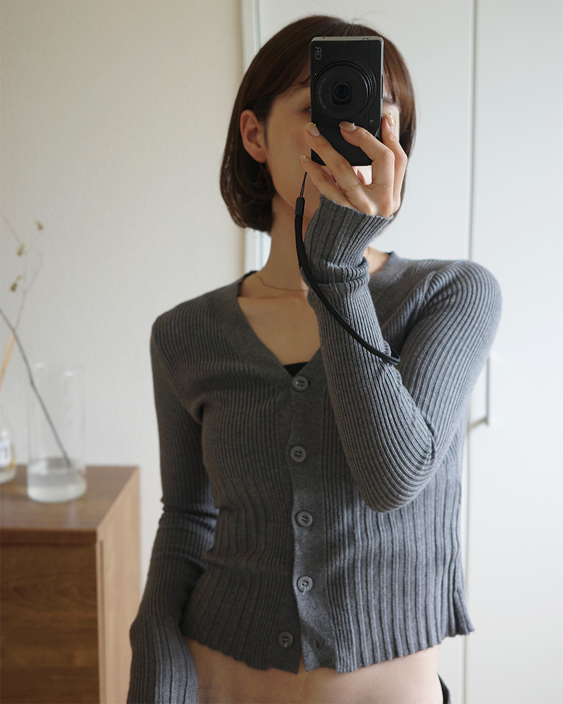 イッセイミヤケ！美品 リブ編みグレーVネックカーディガン Vネックリブニットカーディガン《Melty air wool