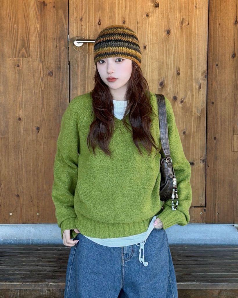 Vネックシンプルニット