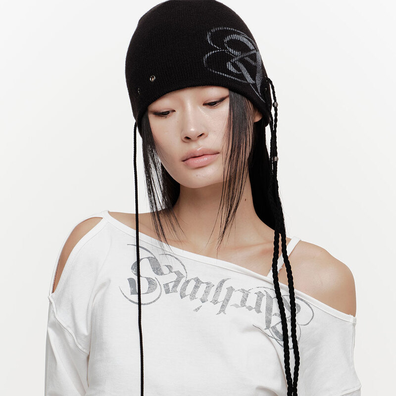 A SPRAYED STUD BEANIE (BLACK)