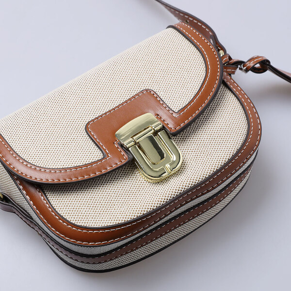 ベージュ色、手頃なバック、金色のアクセントがポイント ゴールドバックルポイントクロスバッグ | ファッション通販