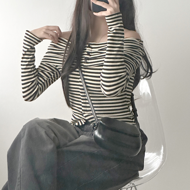 ボーダー柄オフショルTシャツ