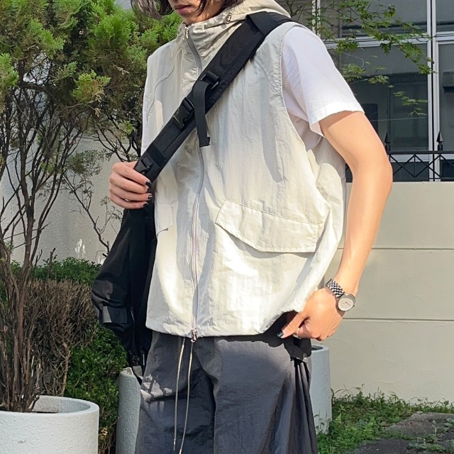 カジュアルナイロンフードベスト