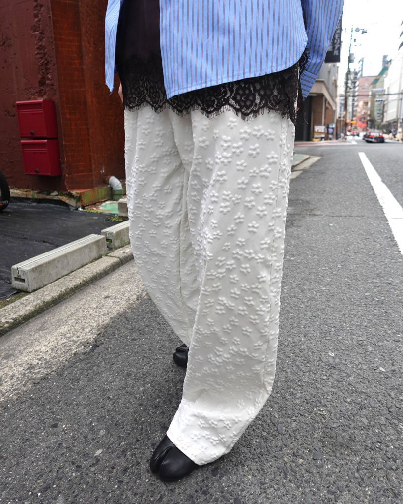 エンボスフラワーポイントウエストゴムパンツ