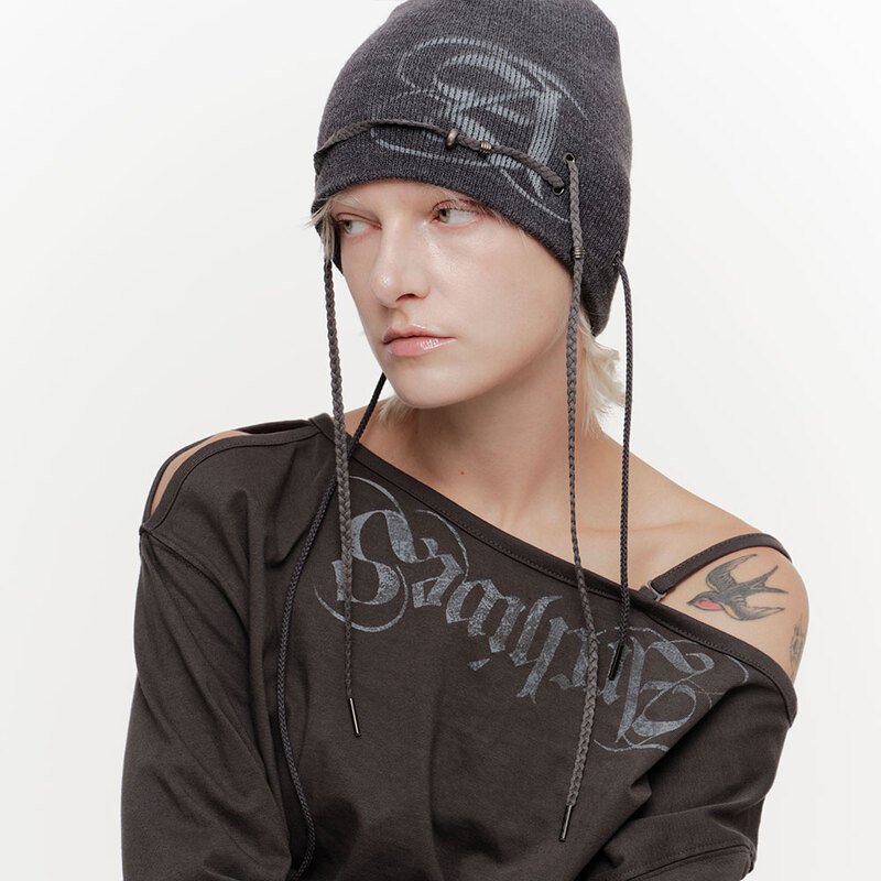 A SPRAYED STUD BEANIE (CHARCOAL)