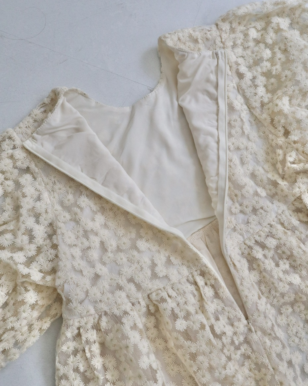 最終価格！ sheller 花柄 フラワー 刺繍 ペプラム 最終価格！ sheller 花柄 フラワー 刺繍 ペプラム フラワー刺繍