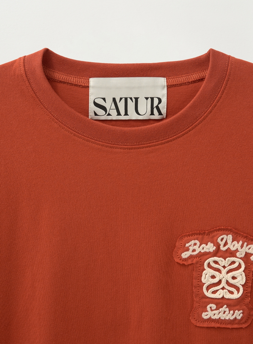 【SATUR】BON VOYAGE RAW-CUT APPLIQUE T-SHIRT Bon Voyage Raw-Cut Applique T-Shirt - Brick Orange