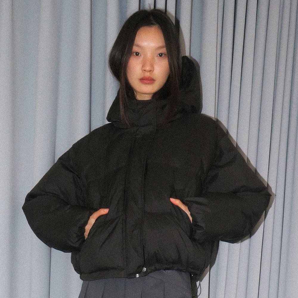 Influencer pick] dot frill hooded windbreaker jumper (black