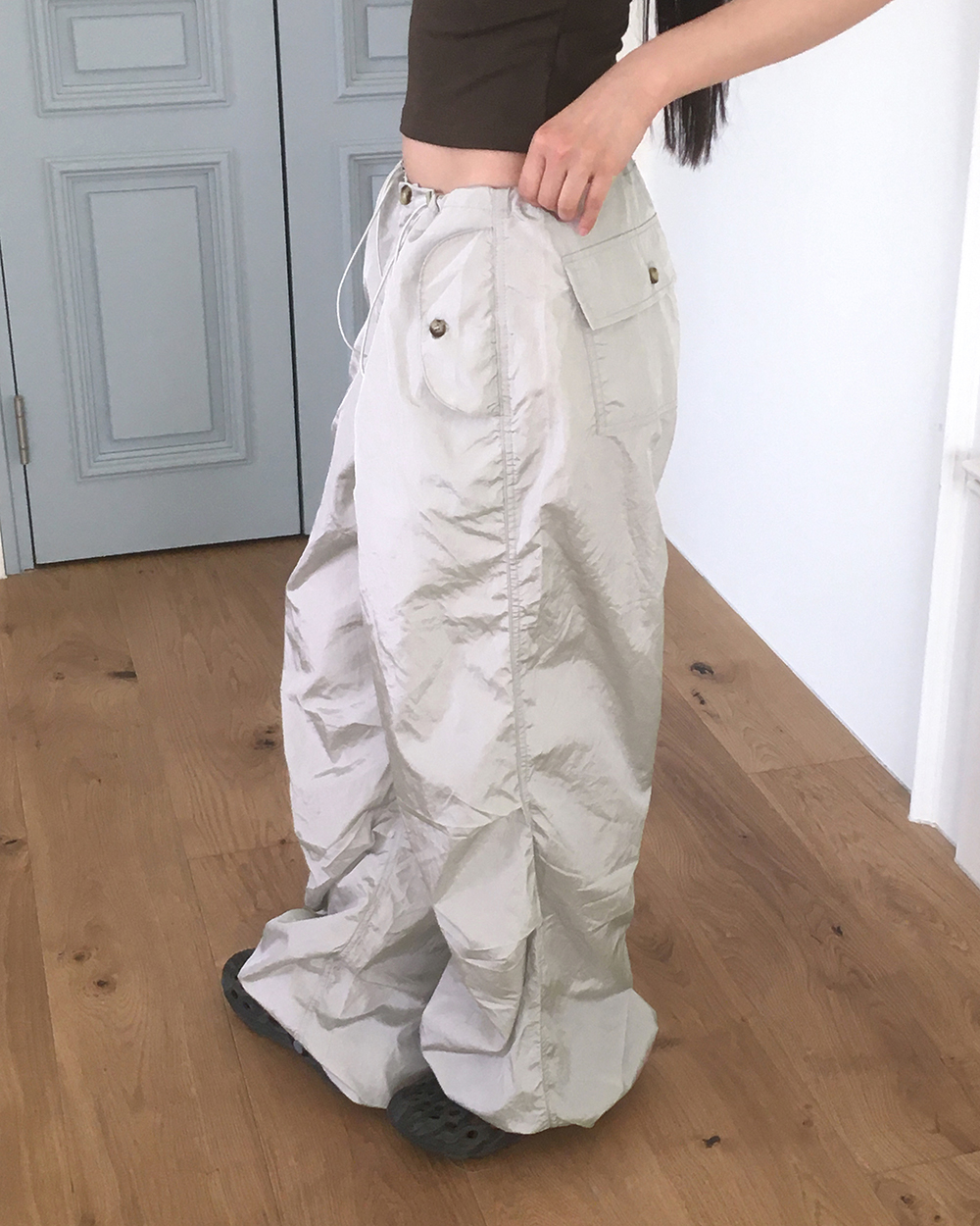 Qiya Glossy Shirring Parasuit Slit Wide Pants | ファッション