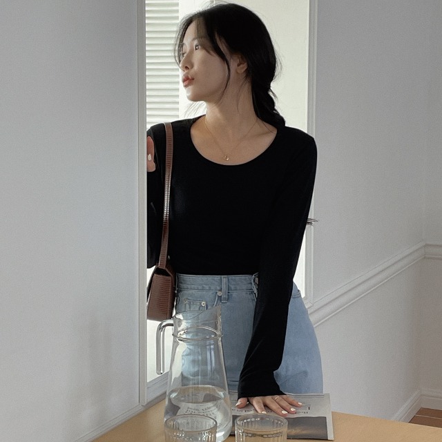 ニコールUネック長袖Tシャツ