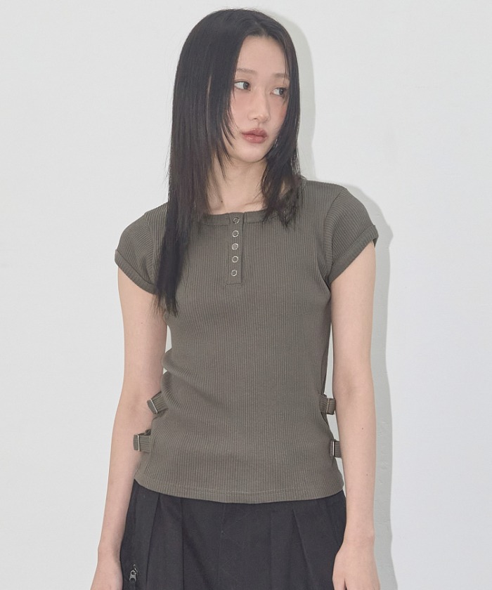 SIDE BUCKLE RIBBED TEE (DARK BEIGE) F25QB110