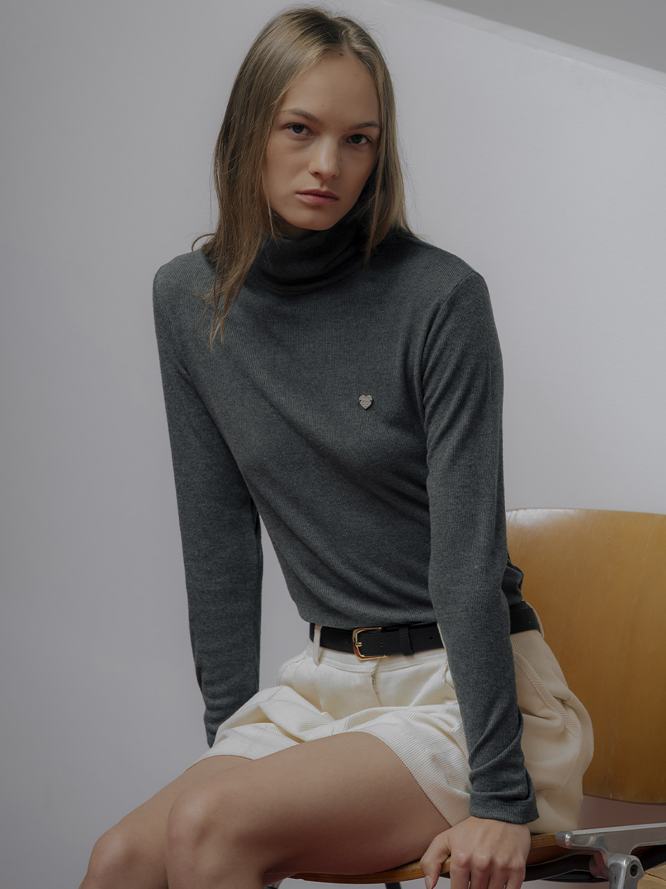 Ribbed heart logo point turtle neck TIWT01LT10_Charcoal