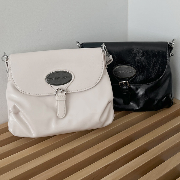 【新品•未使用】スクエアレザーターンロックベルトPUレザーハンドバッグ　ホワイト ベルトバックルシャーリングレザークロストートバッグ