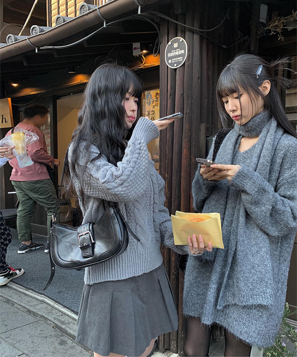 フェイクレザーバックルハーフムーンショルダーバッグ