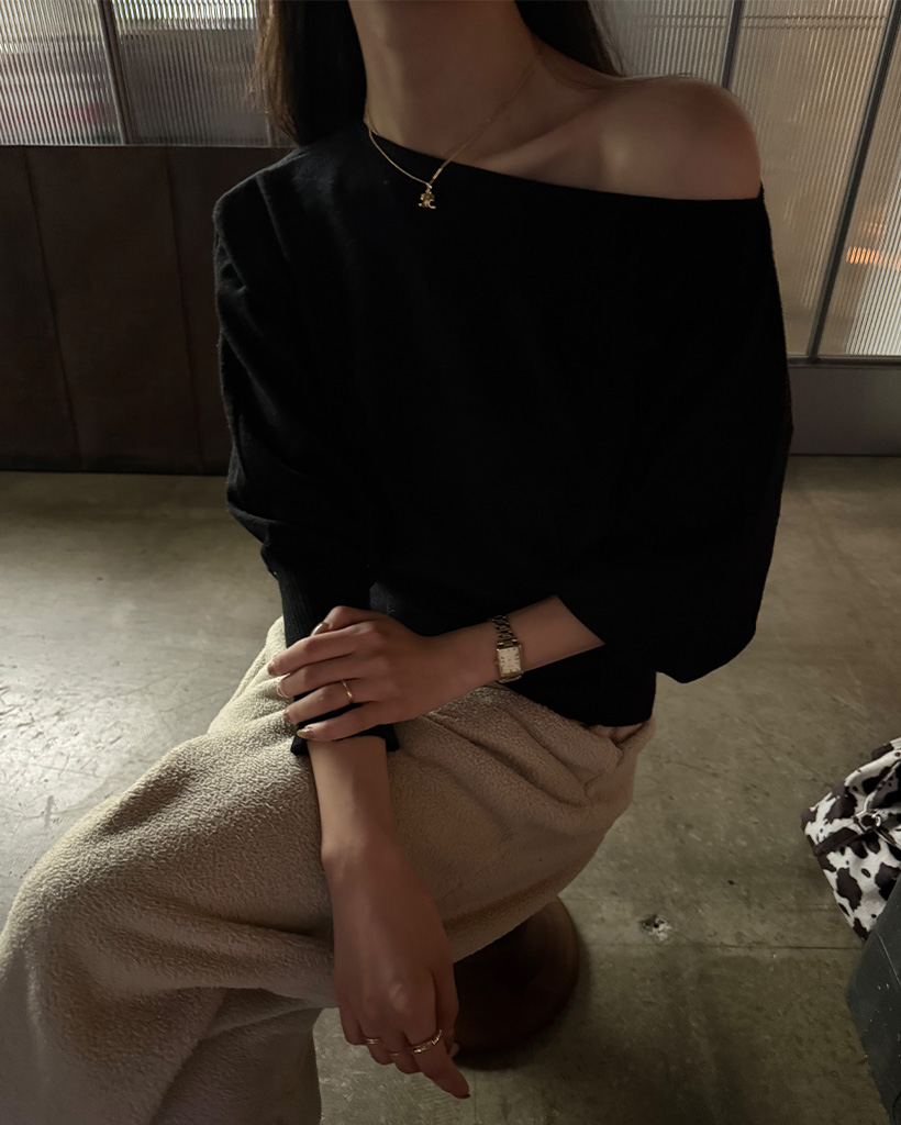 オフショルダースリムニット