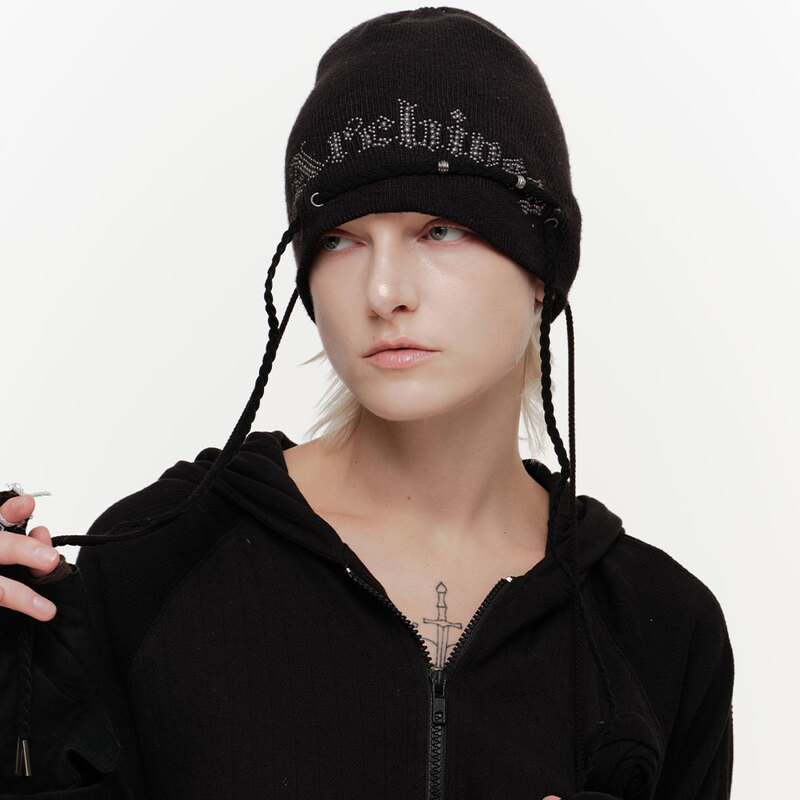 ARCHIVES STRAPPY STUD BEANIE (BLACK)