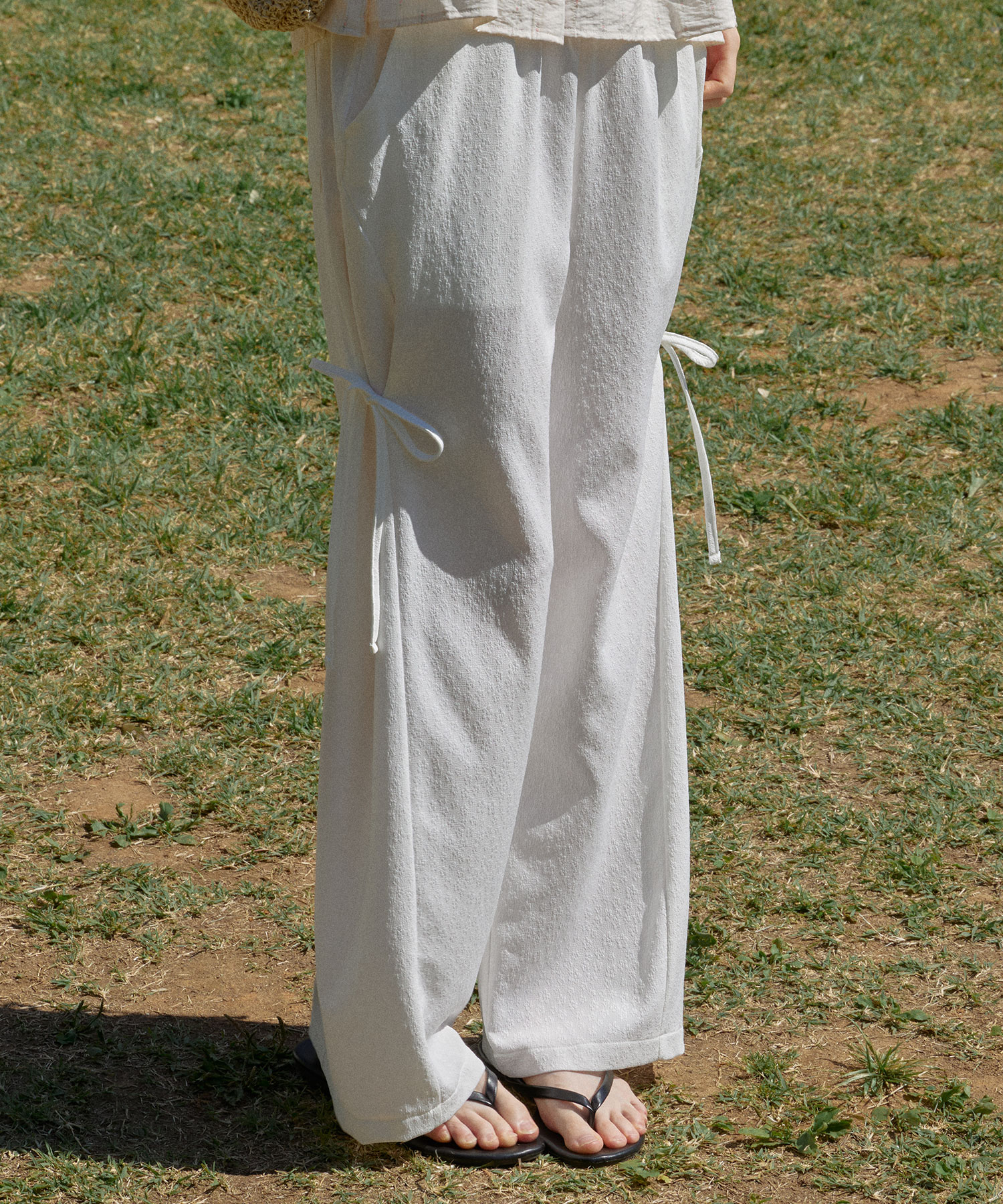 ★送料・関税込★ONGO★easy embo flower pants★パンツ★ Embo Flower Easy Banding Wide Pants ( White ) | ファッション