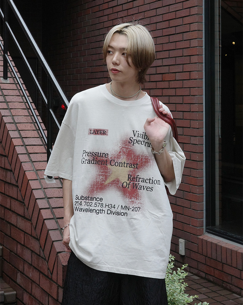 (ユニセックス)オーバーフィットスタースプレー半袖Tシャツ