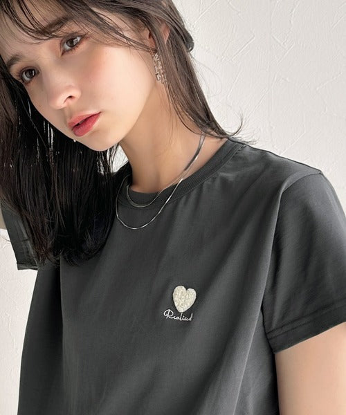 グレー F刺繍 Tシャツ サイズ40 トレンドをまとう。綿100％シルケット風ハート胸サガラ刺繍Tシャツ