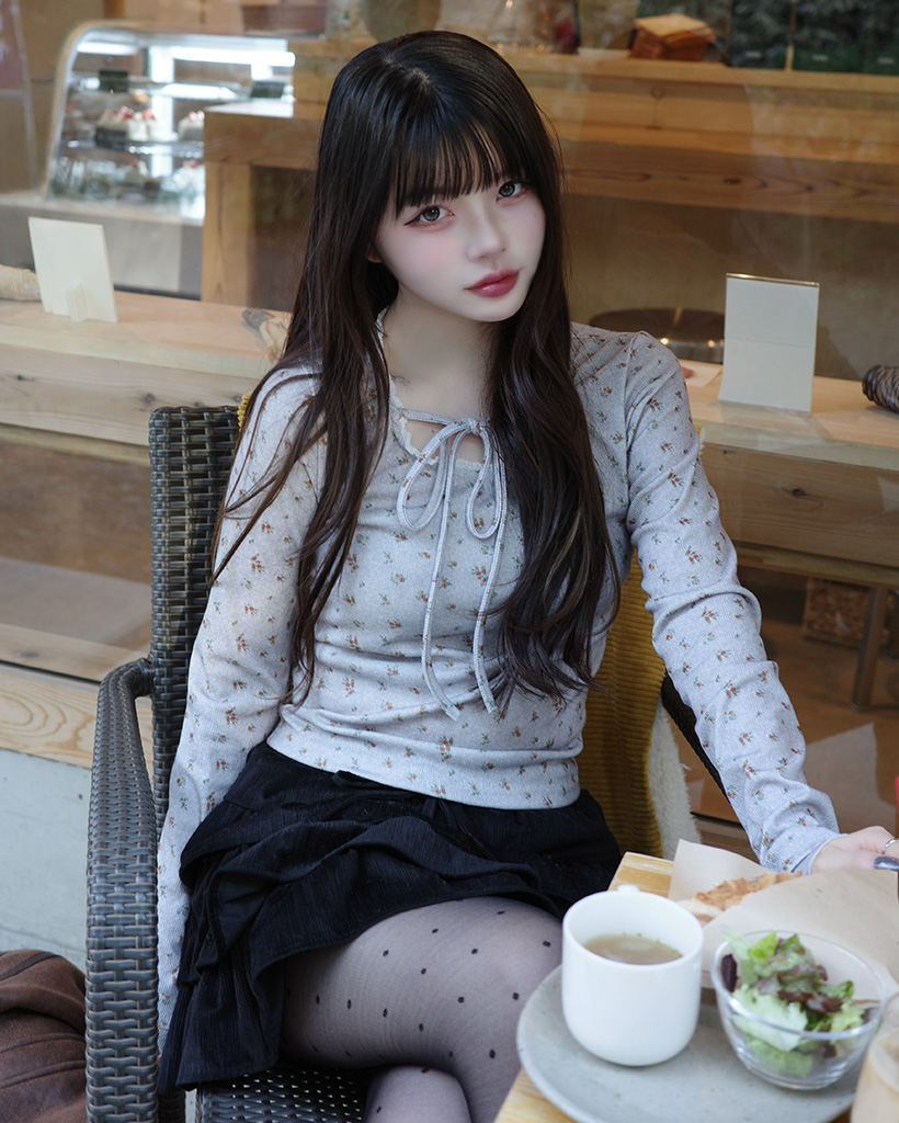 ジュエルネックストリングフラワーTシャツ