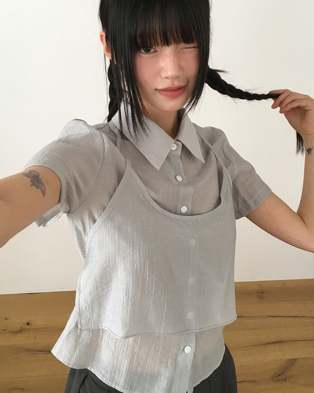 23SS 美品【ビアズリー】レイヤードシャツ ケープ風 バンドカラー とろみ素材 23SS 美品【ビアズリー】レイヤードシャツ ケープ風 バンド